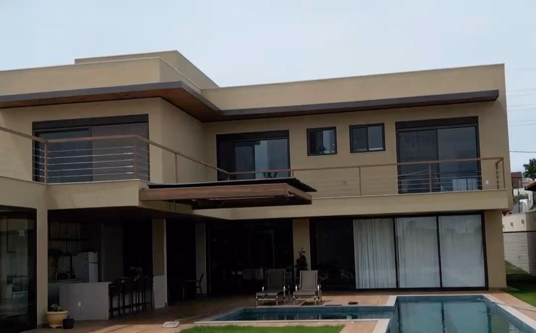 Villa à étage et sa piscine, résidence à terrasses entourée de palmiers, puis un ensemble de villas avec piscines vu du ciel.
