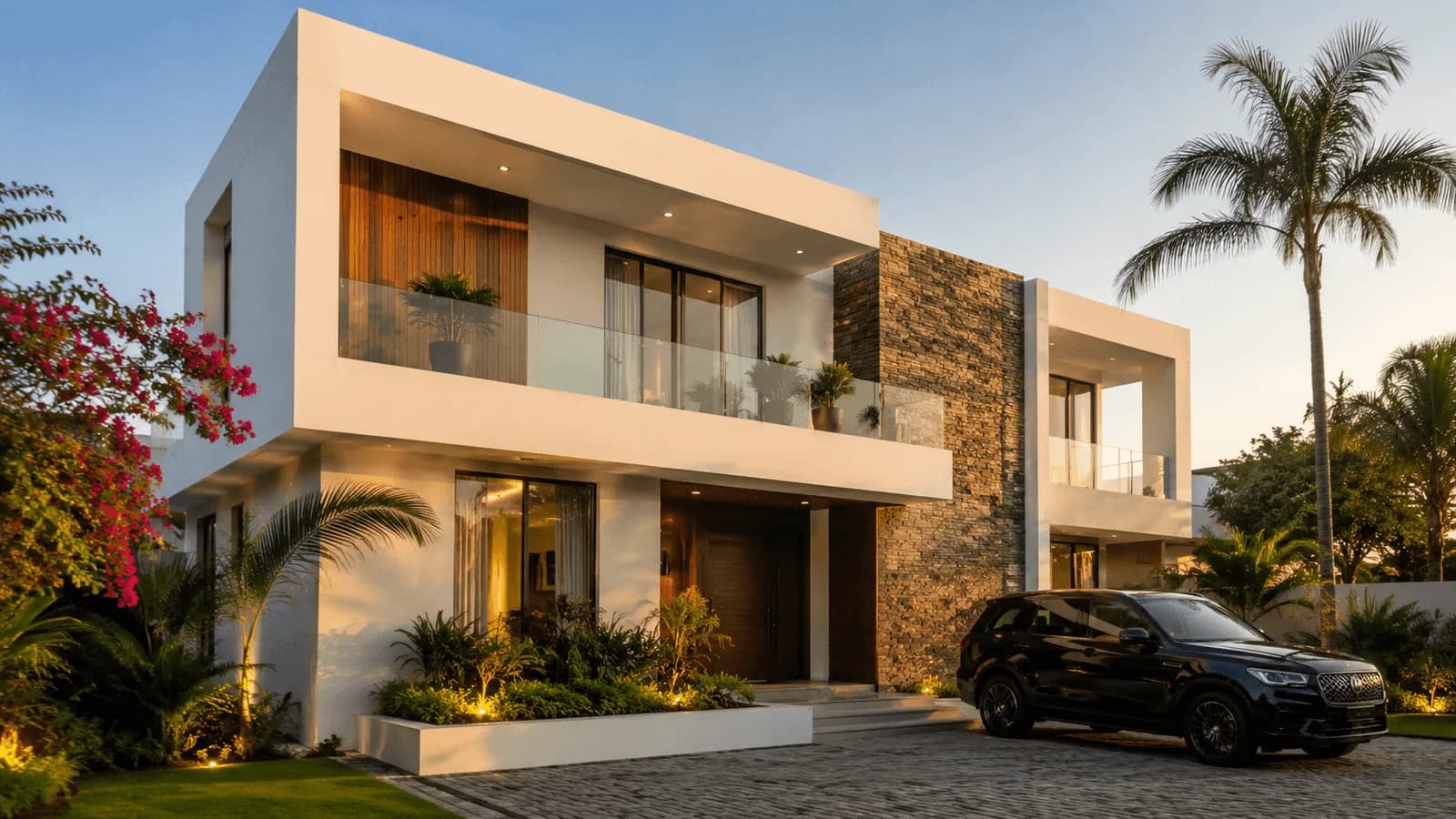 Villa à étage contemporaine au crépuscule, enduit blanc, bois et pierre, voiture garée devant.