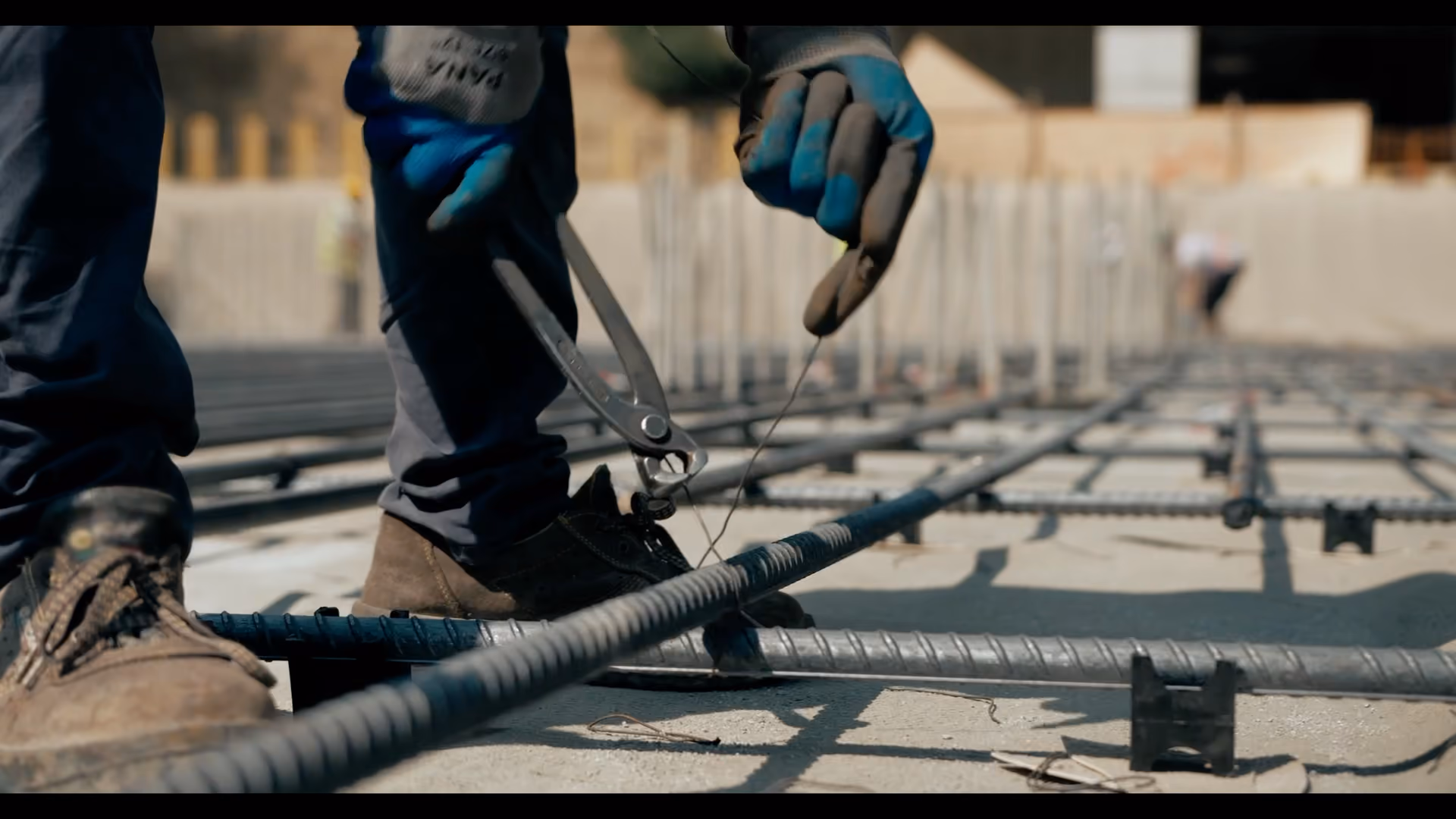 Gros plans de ferraillage : ligature des fers d'une nappe d'armatures et d'une cage de poutre.