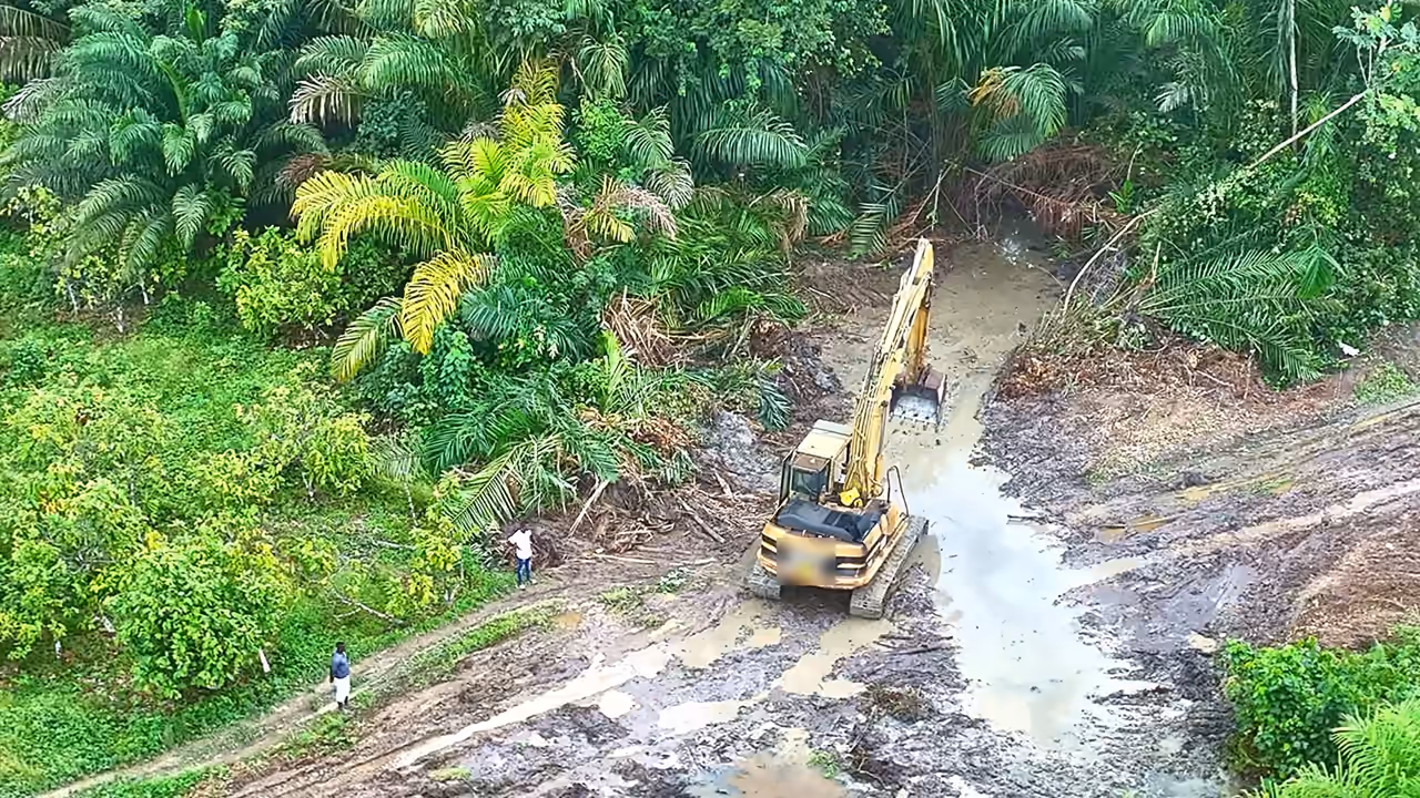 La pelle travaille dans le chenal d'eau.