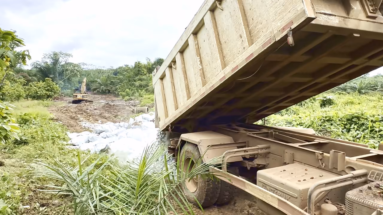 Le camion benne déverse les rochers.
