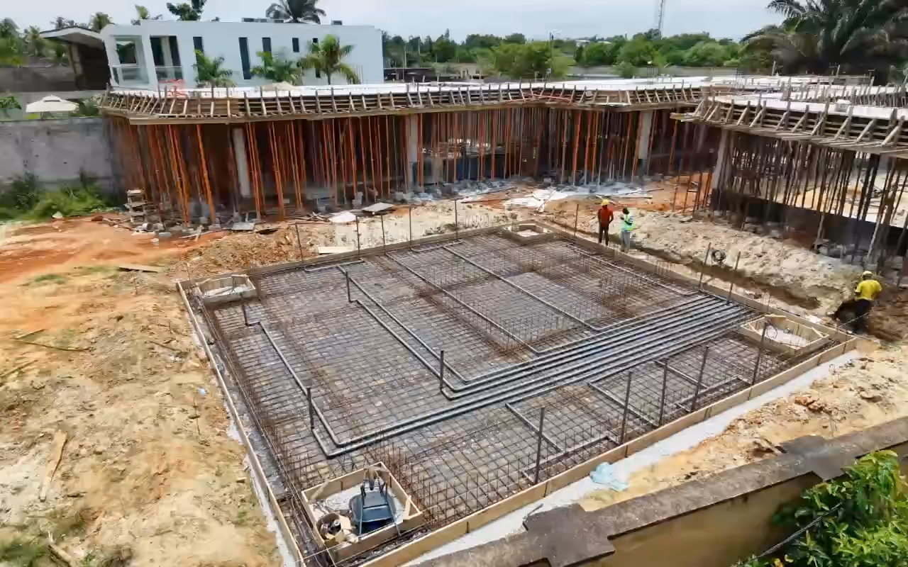 Villa Park vue du drone : la villa en gros œuvre, sa dalle étayée et son radier ferraillé.