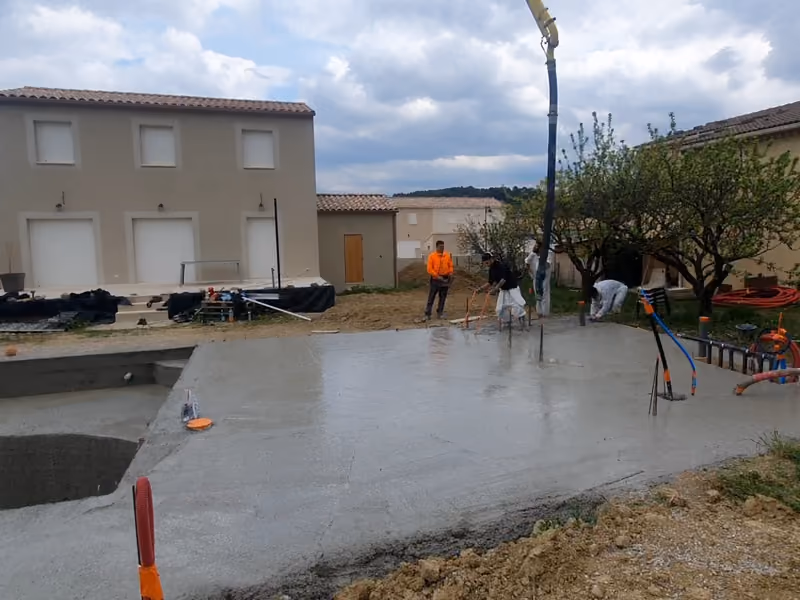 La coque terminée et sa grande plage en béton, la maison au fond.