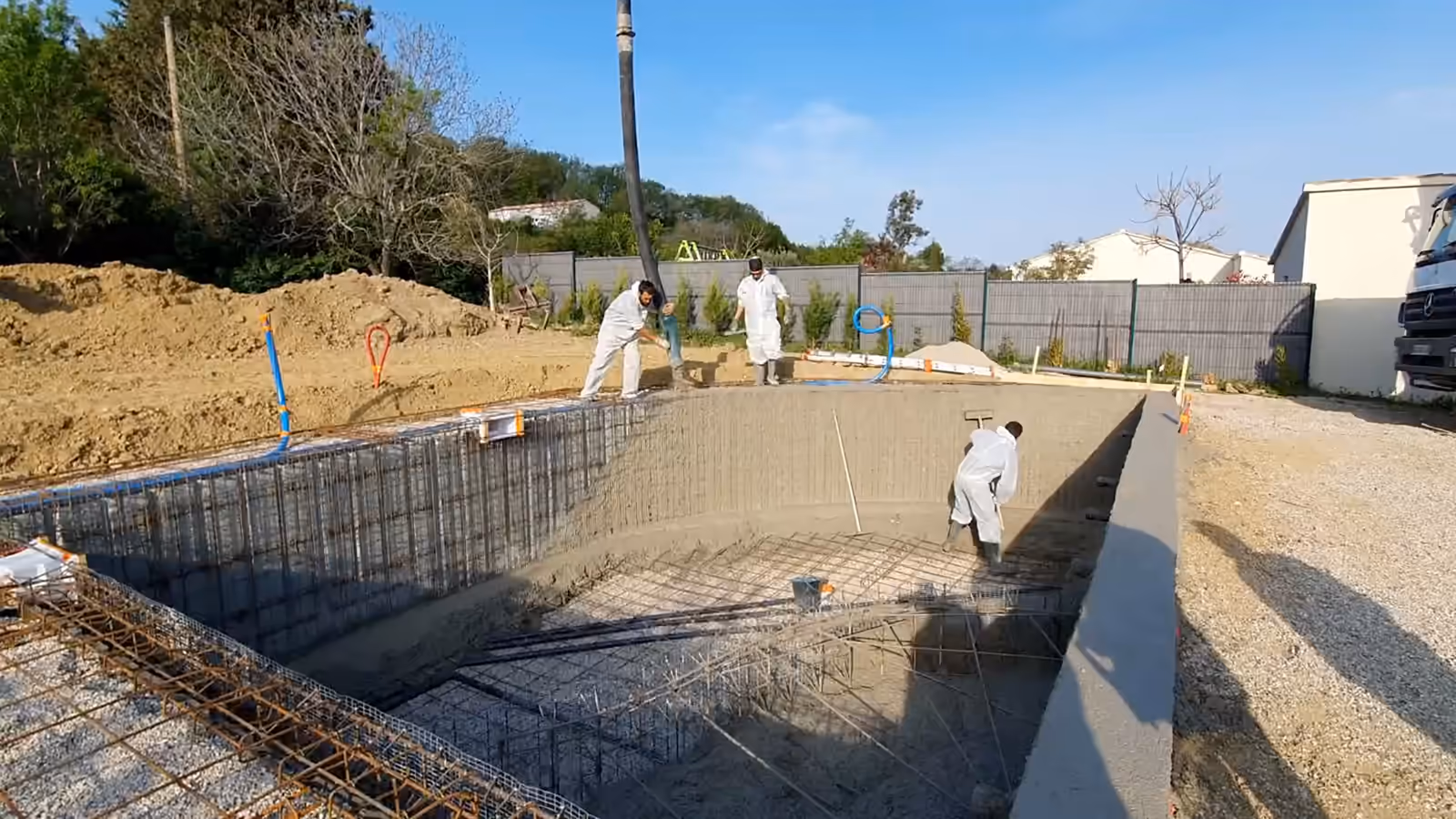 Le grand bain d'une piscine monobloc tout juste coulé, sur un chantier en France.