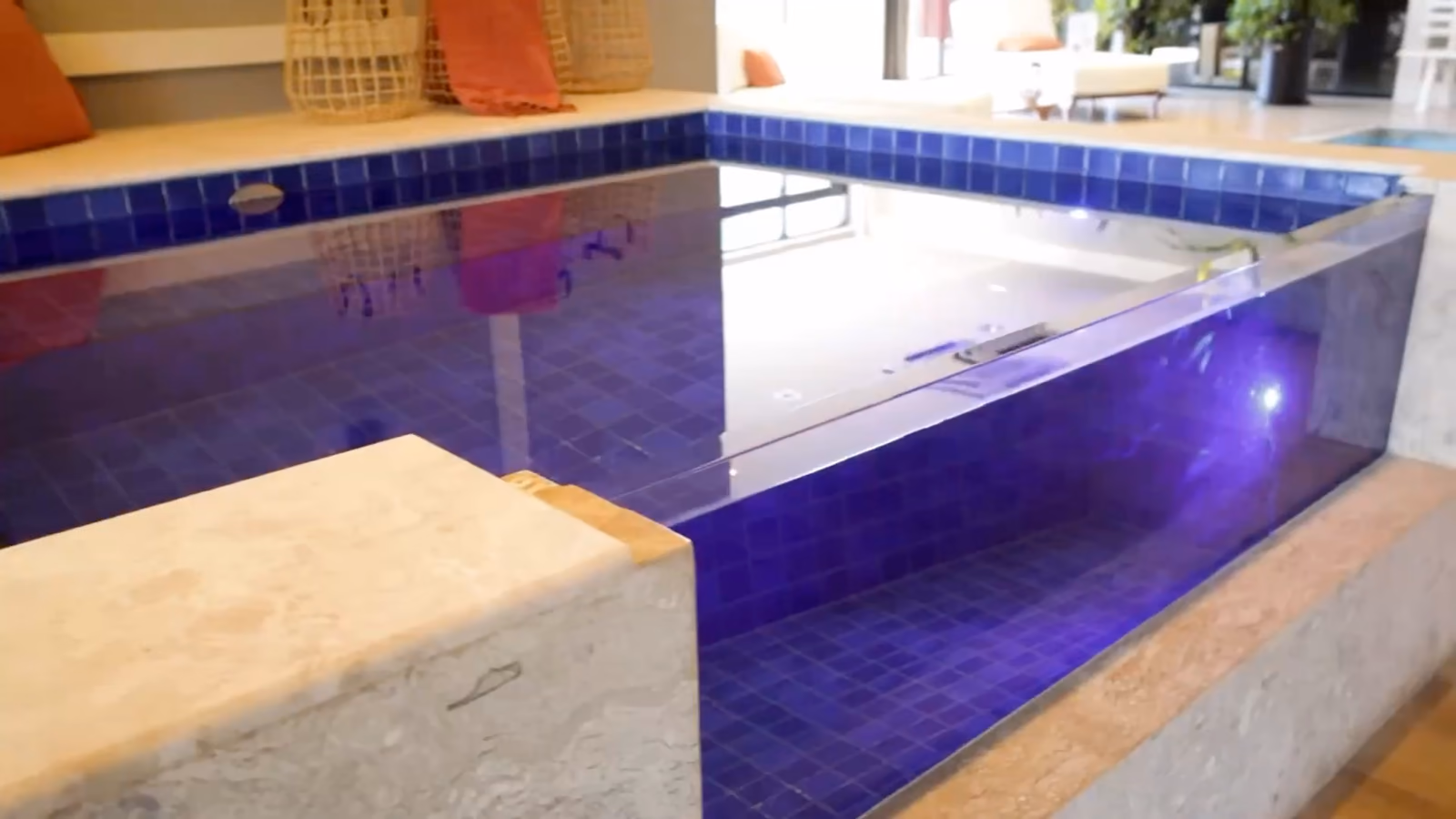 Piscines à paroi transparente : dans un salon, sur le toit d'une tour, sur une terrasse avec un bar.