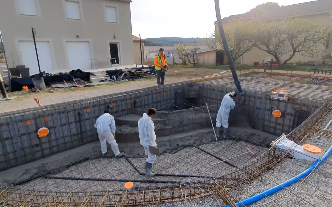 Coulage du fond d'une piscine monobloc en béton armé, puis le bassin terminé avec ses marches et sa plage.
