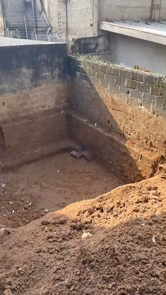 Vidéos au téléphone sur un chantier TIG : fouille de piscine à redans contre un mur de clôture, fouille de terre orange au pied d'un bâtiment en gros œuvre.