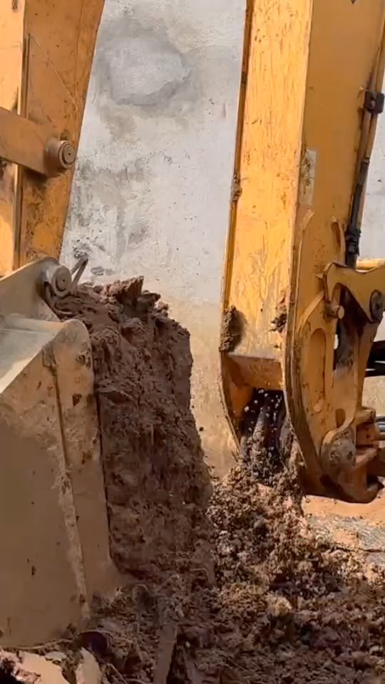 Vidéos au téléphone sur un chantier TIG : godet du tractopelle chargé de terre, fouille de piscine dressée à redans.