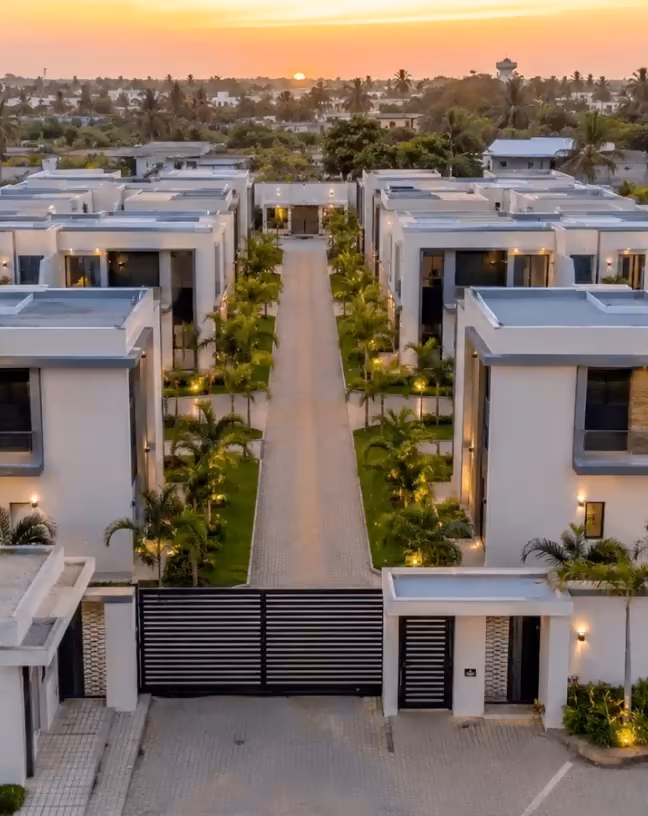 Programmes de villas vus du ciel : résidence fermée le long d'une allée, lotissement de villas avec piscines et voirie, ensemble de villas éclairées au crépuscule.